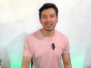 Joven dotado de 20cm pone a su compañero del trabajo a darle sexo oral por primera vez en su vida