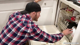 Masturbação – Filme POV fetichista de Christian Wilde, um gay amador tatuado, se masturbando.