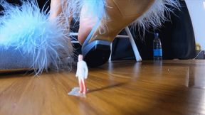 LELE's smelly feet rub against dwarfs