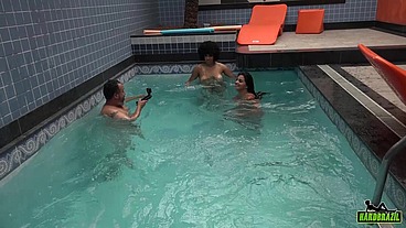 Festa com a modelos na piscina é assim que se curte um fim de semana - Gih Rocha - Cristine Castelary - Binho Ted