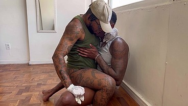 Venho tatuar e acabou fodendo o macho com buceta