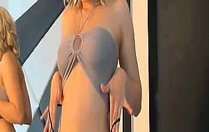 Super Hot Babe Plays With Her Pussy On The Bed