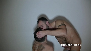 hetero barbu soulahe les couilles de son pote gay