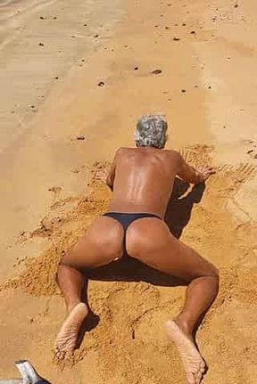 Ladysilva de calcinha na praia que bunda gostosa