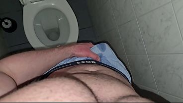 PhantomGentX &ndash_ Behaarter Daddy st&ouml_hnt und wichst in &ouml_ffentlicher Toilette