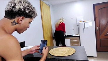 Madrasta preparando a rosquinha para entiado comer enquanto o safadão faz um vídeo dela