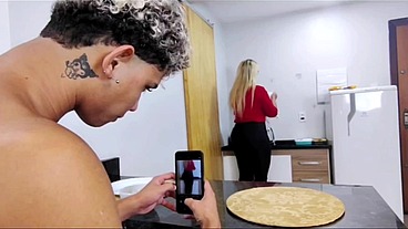 Madrasta preparando a rosquinha para entiado comer enquanto o safadão faz um vídeo dela