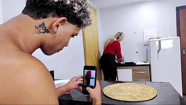 Madrasta preparando a rosquinha para entiado comer enquanto o safadão faz um vídeo dela