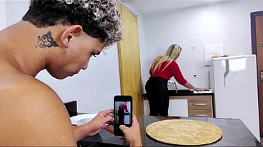 Madrasta preparando a rosquinha para entiado comer enquanto o safadão faz um vídeo dela