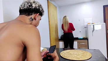 Madrasta preparando a rosquinha para entiado comer enquanto o safadão faz um vídeo dela