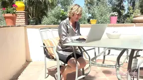 Een Britte die haar tieten strelt op kantoor.