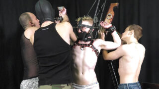 Homens gays sarados e amarrados são dominados e penetrados sem camisinha em uma intensa sessão de BDSM em grupo.