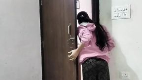 Step sister ko akele dekh kar darwaza band kar pel diya