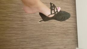 Hot babe struts in high heels before getting her toes sucked