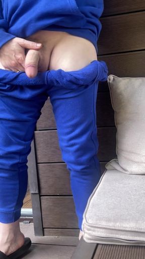 Amateur Guy Pissing in a Glass in Front of His Flatmate