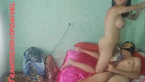 Boneca dotada sai pro rol&ecirc_ conhece um rapaz e arrasta pra da uma metida gostosa