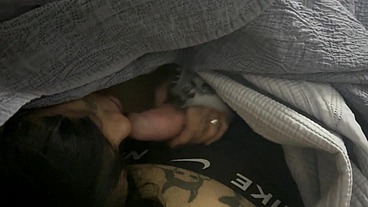 Novinha chupando e engolindo tudinho bem gostoso