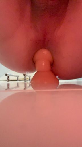 AMATEUR SISSY BACKS UP ONTO HUGE ANAL BEADS