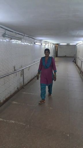 TRAIN TOILET VALI BHABHI Desi bhabhi ko desi ladke ne zam kar choda