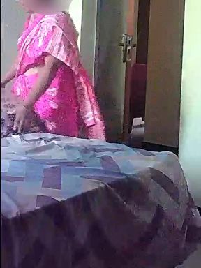 Cheating Desi Aunty in Pink Saree Fucking with Her Neighbour Stepfather