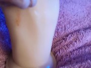 Anal fisting il s'empale sur un gode main