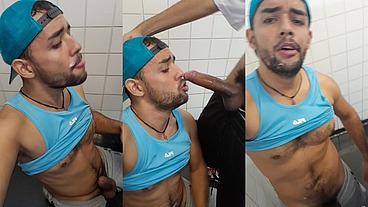 Fui ao mictório onde havia dois caras, percebi que os dois estavam segurando um o pau do outro, me posicionei ao lado de um e me assustei pelo tamanho do pau que vi.