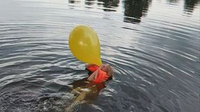 Alla swims astride an inflatable dinosaur on the lake and falls into the water and swims in an inflatable vest and inflatable armbands and makes a B2P yellow balloon 16 inches!!!