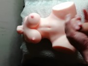 Ejaculer sur la poupée