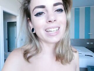 Maiala Italiana mostra come allenare il culo e la figa, con Perifit - Dialoghi in italiano