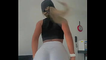 Alegym rico y jugoso culito en short blanco