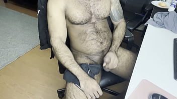 HOMEM PELUDO GOZANDO NA PUNHETA E FUMANDO ASSISTINDO PORNO