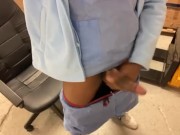 Infirmier qui ce masturbe la grosse la bite bien dur dans un local