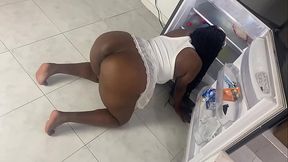 FUI A LA NEVERA Y ME ENCONTRE CON LA SIRVIENTA EN FALDA Y SIN ROPA INTERIOR