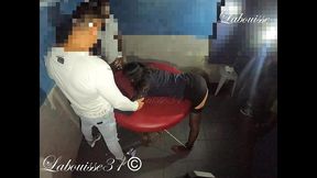 attachee , les yeux bandes , offerte sexuellement a des inconnus!