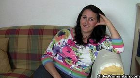 British mum can'_t control her lust for orgasm