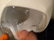 公衆トイレの小便器でオナニー射精