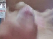 Universitario se masturba una gran polla y termina dándose una  corrida