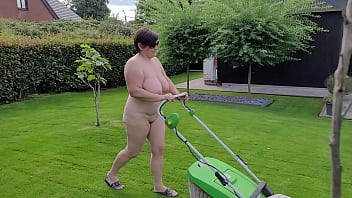 Les voisins sont aux anges, je passe la tondeuse toute nue !
