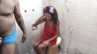 Creampie anal dégoûtant pour une salope latine maigre