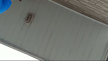 Deixe meu celular gravando a minha madrasta enquanto limpava a cal&ccedil_ada em p&uacute_blico.