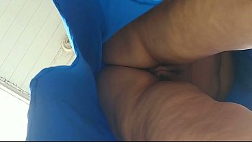 Deixe meu celular gravando a minha madrasta enquanto limpava a cal&ccedil_ada em p&uacute_blico.