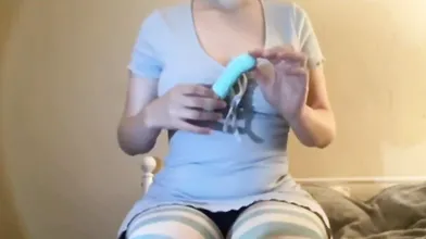 Homemade babe plays alongside its vibrator regarding chu