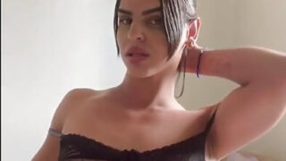 Tíos brasileños caseros se masturban con pollas grandes y luego les follan el culo hasta correrse.