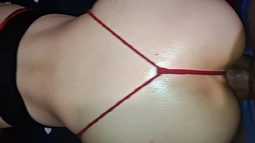 Me coje de perrito con mi tanga de hilo.