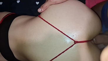 Me coje de perrito con mi tanga de hilo.
