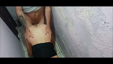 Levo minha esposa sem calcinha no bar e exibiu a buceta e fez sexo com desconhecido no banheiro do bar!