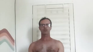 Amateuristische, magere homoseksuele man met een behaarde, ronde kont masturbeert in een zelfgemaakte solo-video.