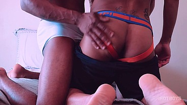 Chamando um gostoso pro trisal