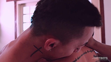 Chamando um gostoso pro trisal