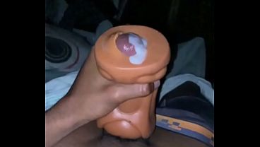 POV, escucha como hablo sucio en espa&ntilde_ol mientras masturbo mi gran polla negra con mi fleshlight hasta conseguir una corrida jugosa de mi BBC